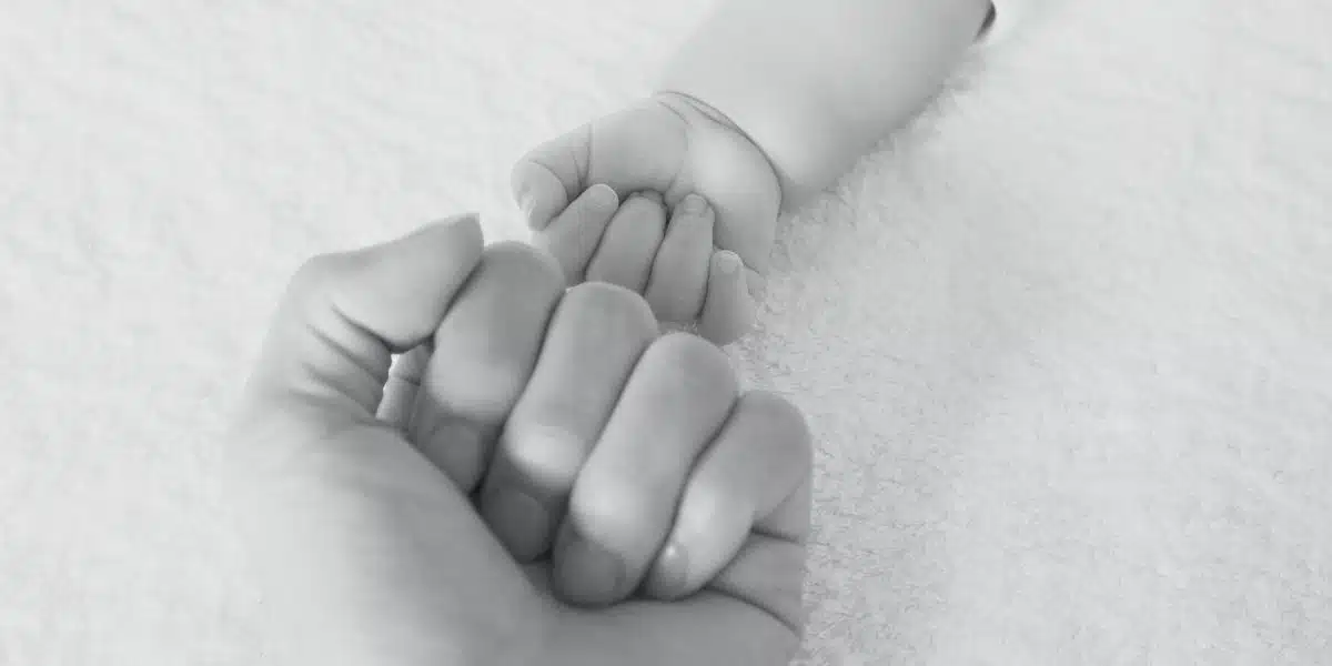 Genitori blogger ammettono di aver affamato a morte il neonato cercando di nutrirlo con la luce del sole